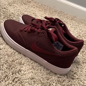 maroon nike shoes